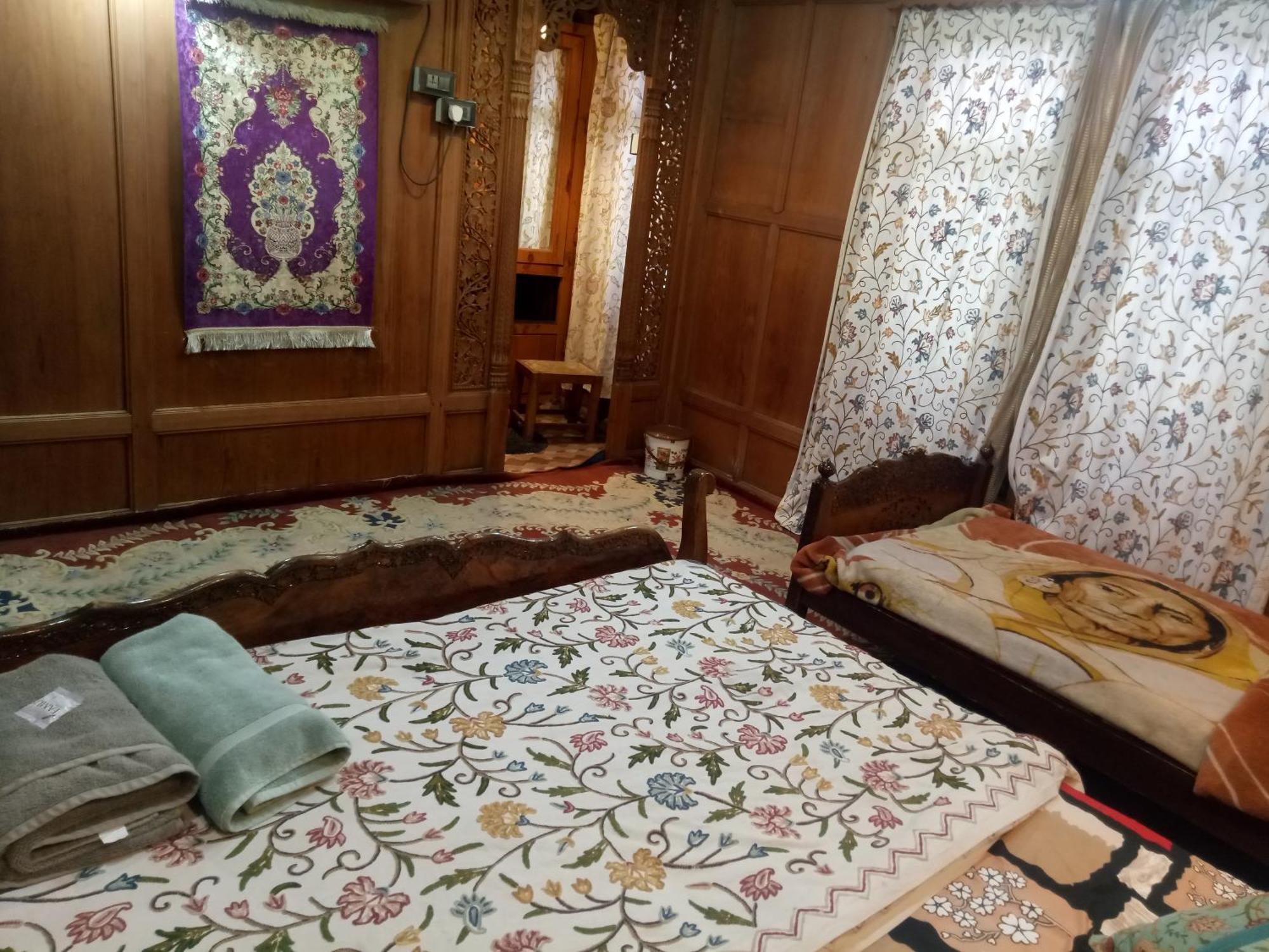 House Boat New Manora Bed and Breakfast Srīnagar Exterior foto