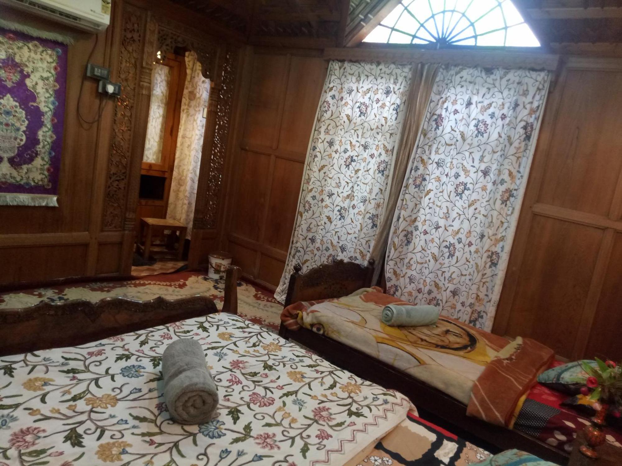 House Boat New Manora Bed and Breakfast Srīnagar Exterior foto