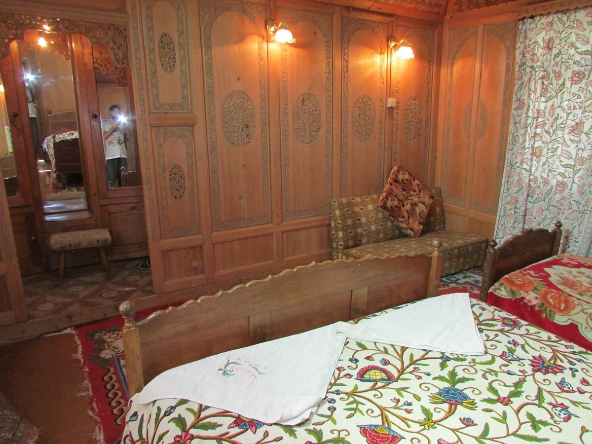 House Boat New Manora Bed and Breakfast Srīnagar Exterior foto