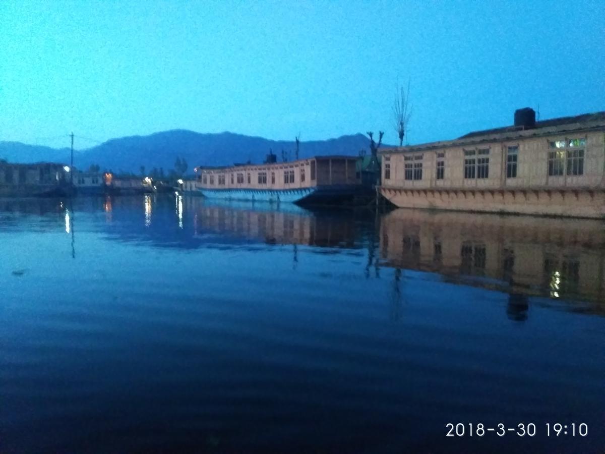 House Boat New Manora Bed and Breakfast Srīnagar Exterior foto